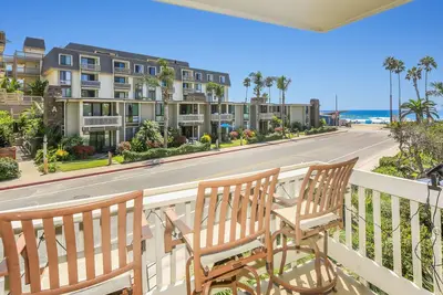 *New Listing* Ncv C4 Beautiful beachfront cottage, all new furnishings w/ Stunning Ocean views