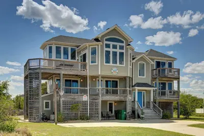 Image de Oceanside in Whalehead with Pool, Spa, Sleeps 18!