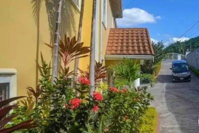 Image de An earthy, comfortable stay over looking the city. Close beaches, food, airport