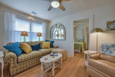 Image de Urban Treetop Cottage - Book for Football Season and more!