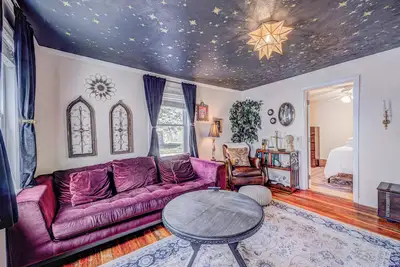 Image de Ravens Hollow- Enchanting 2-bedroom condo Near Downtown Salem