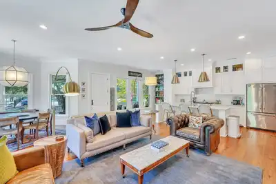 Image de Luxurious, Bright, Chic Home on Treelined Street by Lucky Savannah