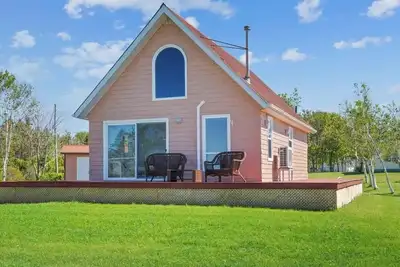 Image de Brackley Rose- Charming Water Front Cottage In Brackley, Minutes To Beaches