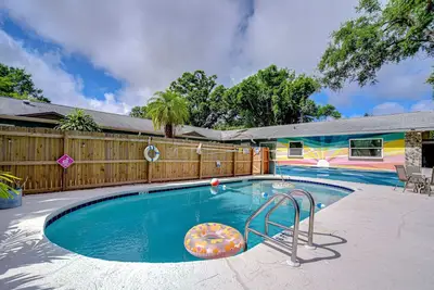 Image de Central 2br Apt: Heated Pool & W/D on Site