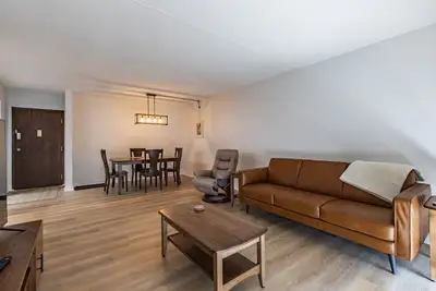 Image de Newly Renovated 2 Bed/1 Bath, In-Unit Laundry, Parking + 6 Blocks from Mayo