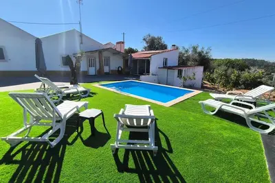 Image de Maison de camp avec piscine privée, barbecue, terrasse et mezzanine.
