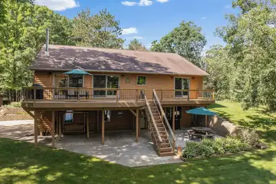 Image de Dog Friendly Lakefront With Acreage