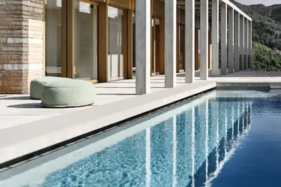 Image de Luxury Villa with infinity pool and lake view from architect David Chipperfield