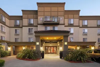 Image de Cozy Studio Suite w/ Kitchen + Plush Bedding & Outdoor Fire Pit - Pets Welcome
