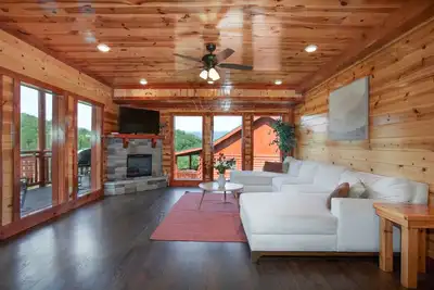 Image de Luxury Cabin w/ Pool, Arcade, Theater & Gorgeous Deck Mountain Views