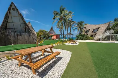 Image de Spectacular beachfront home with pool and jacuzzi