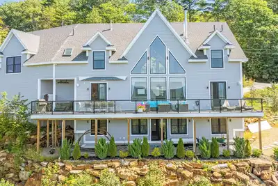 Image de Luxurious Spacious 6-bedroom House. Best Views, Hot tub. Waterville Estates!