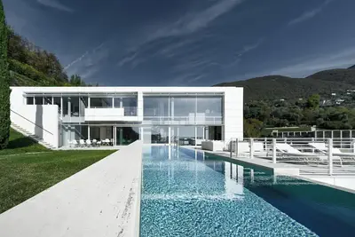 Image de Luxury Villa with infinity pool and lake view from architect Richard Meier