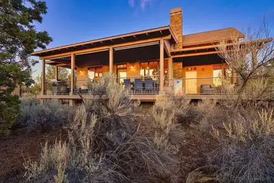 Image de Cabin 89 at Brasada Ranch: 2bd, Hot Tub, Firepit & Modern Rustic Comfort!