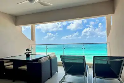 Image de *New* SeaShells 2br Beachfront Apartment Generator