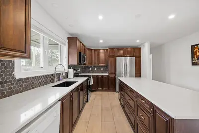 Image de Home w hot tub/4 beds/4 car parking/ 1845 sq. ft.
