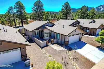 Image de Beautiful Model home 2 minutes to town, golf and hiking. Perfect for families!