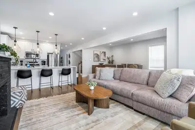 Image de New! Large/Beautiful Home with 6bds/4bth + Garage!