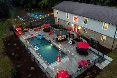 Image de \"Enchanted Forest\" - Pool, Hot tub, Pond, Pickleball, Basketball, Putt Putt ++++