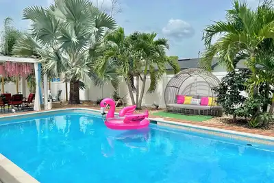Image de The Pink Flamingo! Perfect for Bachelorettes! Heated Pool, Close to Beaches