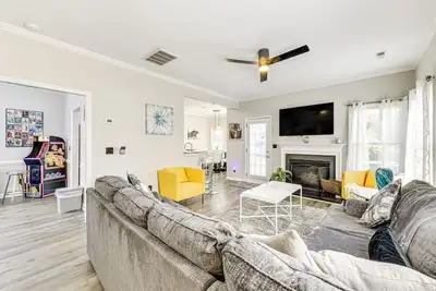 Image de 9 Mi to Uptown: Abode w/ Hot Tub in Charlotte!