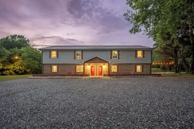 Image de Sleeps 30! Themed Home w/ Pool, Hot tub, Pond, Pickleball, Putt Putt, Arcades