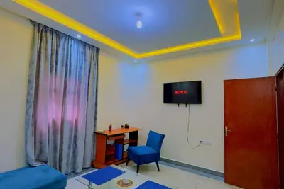 Quiet Central Home Near Beach - High Speed WiFi, Free Parking & Private Entry