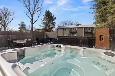 Image de Hot Tub-Modern-Central