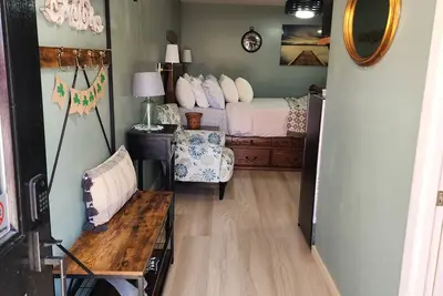 Image de Charming and quiet queen suite hidden in near south neighborhood in Lincoln.