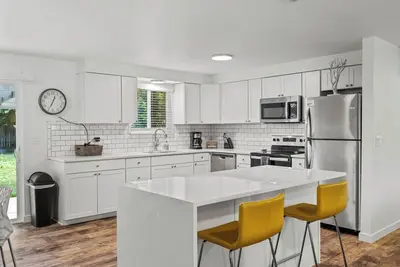 Image de Large Backyard- Family and Pet Friendly