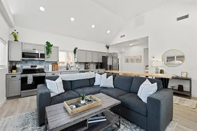 Image de Newly Remodeled- 2 Bedroom- Large Yard