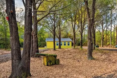Image de Discover Milton charm, steps away from your cozy 2-bedroom retreat.