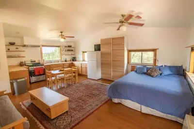 Image de Spacious artist's studio loft apartment with view\n\n