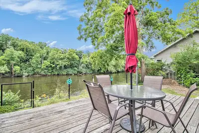 Image de Riverside Retreat - Walk to Downtown, Ymca, Fishing!