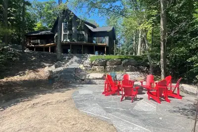 Image de Muskoka Cottage - The Summer House. \nBeautiful in summer and stunning in winter.