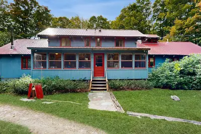 Image de Spacious dog-friendly home, fireplace, firepit, sauna, jet tub, decks, wifi