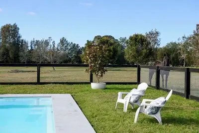 Image de Private cottage, 4 minutes to berry. Pets by arrangement. couples and kids   \n