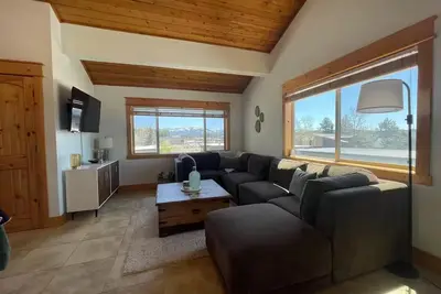 Image de Ponderosa Paradise - New w/ King Bed! Pets Okay