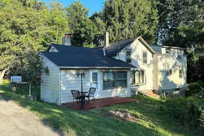 Image de Charming 3-bedroom farmhouse in Rock Stream including vineyard and winery tour.