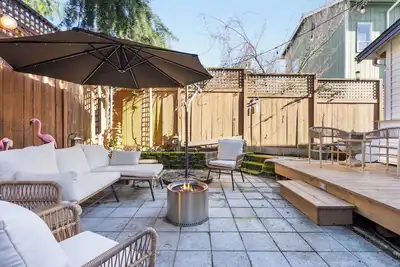 Image de Urban Oasis with Cedar Hot Tub