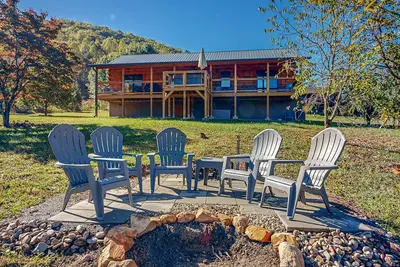 Image de Mountain view home with large deck, fire pit and hot tub