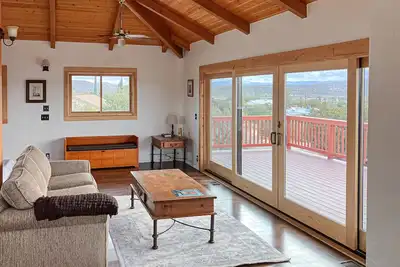 Image de Handmade cottage with large deck, mountain views, & amazing sunsets