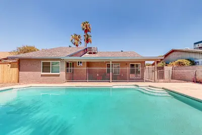 Image de Welcome to this spacious and family-friendly home in Glendale, Az