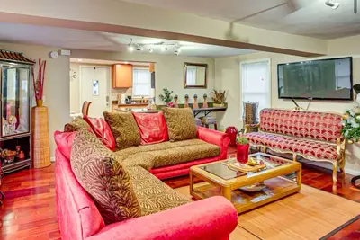 Image de Dog-friendly home with unique decor, meditation room, firepit, patio & fireplace