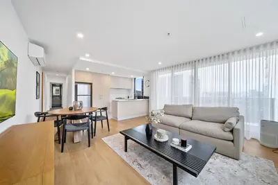 Image de 2-Bed Haven: Impeccable Interiors & Chic Amenities