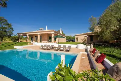 Image de Merveilleuse maison de vacances privée avec Wifi, piscine privée, Tv, patio et parking