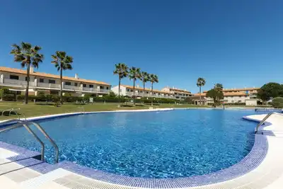 Agréable appartement avec piscine, Wifi, climatisation, Tv, terrasse, animaux admis et parking