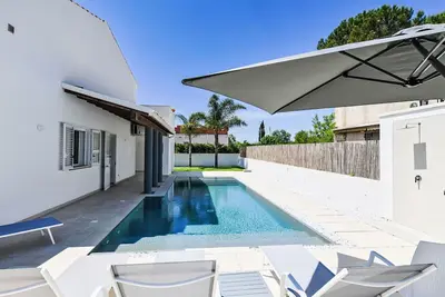 Joli appartement pour 5 personnes avec piscine privée, Wifi, climatisation, Tv, terrasse et parking