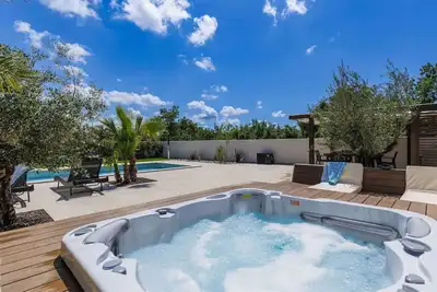 Image de Maison de vacances privée avec bain à remous, Wifi, climatisation, piscine privée, Tv, terrasse
