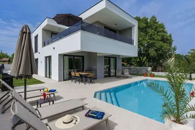 Image de Maison de vacances privée avec piscine privée, climatisation, Wifi, bain à remous, Tv, terrasse